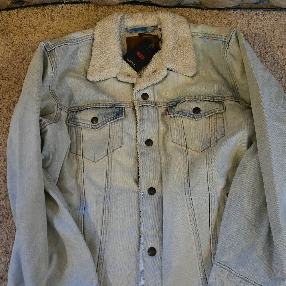 NEW Levi's Relaxed Fit Sherpa Trucker Jacket - Medium